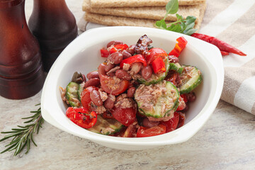 Tuna salad with bean and tomato
