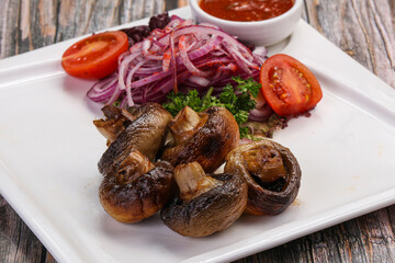 Grilled champignon with tomato sauce