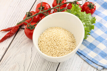 Raw sesame seeds in the bowl