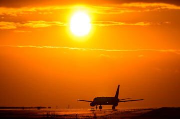 Fototapeta na wymiar 美しい夕焼け風景「夕日と航空機」 Beautiful sunset scenery 