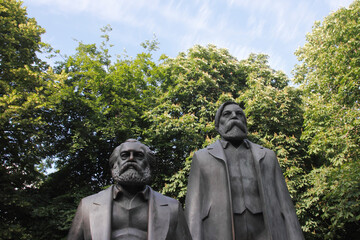 Berlino, monumento a Marx ed Engels - obrazy, fototapety, plakaty