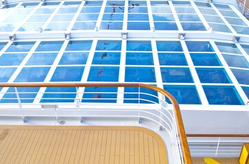 Elegante moderne Balkon- oder Loungemöbel auf Pooldeck von Costa Kreuzfahrtschiff - Deck chairs...