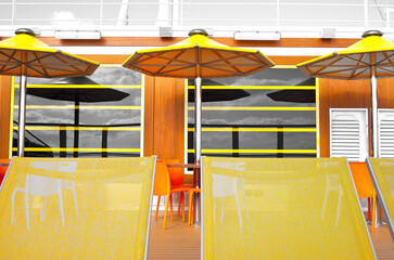 Elegante moderne Balkon- oder Loungemöbel auf Sonnendeck von Costa Kreuzfahrtschiff - Orange deck...