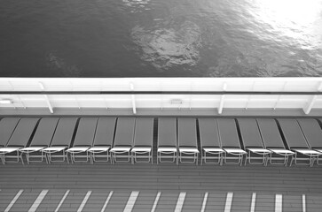 Elegante moderne Balkon- oder Loungemöbel auf Pooldeck von Costa Kreuzfahrtschiff - Deck chairs...