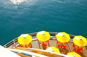 Elegante moderne Balkon- oder Loungemöbel auf Sonnendeck von Costa Kreuzfahrtschiff - Orange deck...
