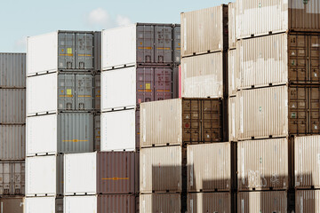 Container stapeln sich im Hafen