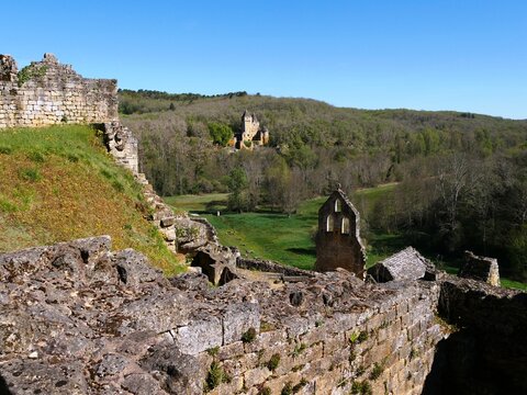 Ch&acirc;teau de Laussel vue de Commarque en Dordogne dans le p&eacute;rigord noir France Europe