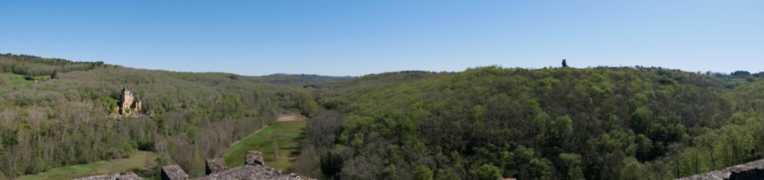 Photo panoramique du ch&acirc;teau de Laussel vue de Commarque en Dordogne dans le p&eacute;rigord noir France Europe