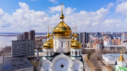 Golden domes of the Christian cathedral. The Transfiguration Cathedral is an Orthodox cathedral in Khabarovsk. The tallest building in the city.  - obrazy, fototapety, plakaty