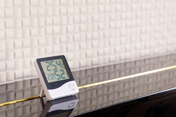 ピアノの上に置かれたデジタル温湿度計