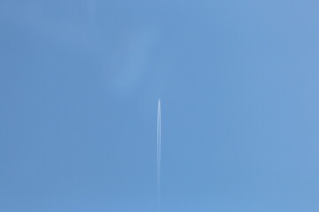 奈良の空と飛行機雲