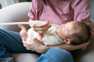 Obraz na płótnie Canvas 赤ちゃんと鼻吸い器