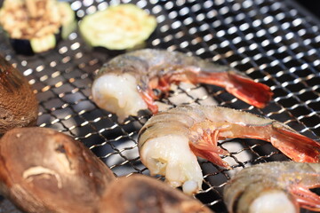 網の上でエビを焼く