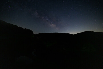 日本の岡山県美咲町の大垪和西の棚田と天の川