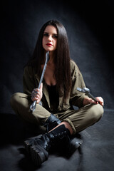 Dziewczyna mechanik z dużymi kluczami płaskimi na czarnym tle w studio