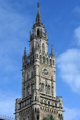 Fototapeta na wymiar Der Turm des Rathauses in München mit dem Glockenspiel, Bayern, Deutschland, Europa
