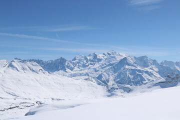Fototapeta na wymiar montagnes alpine enneigées, glacier haute savoie chamonix