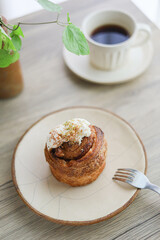 シナモンロールとコーヒー