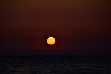 親不知海岸から夕日を眺める
