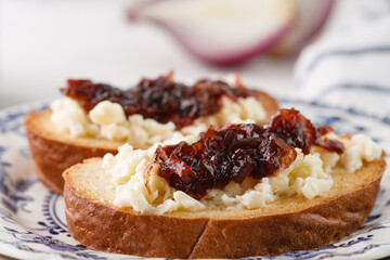 Toast with cheese and onion marmalade