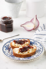 Toast with cheese and onion marmalade