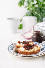 Toast with cheese and onion marmalade