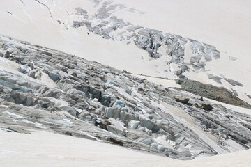 texture glacier séracs, la glace bleu fond  et se brise alpes