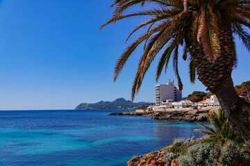 Naklejka na ściany i meble Meeresküste bei Cala Ratjada, Mallorca. Blaues Meer, blauer Himmel, Felsen.