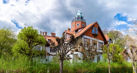 Photo sur Plexiglas La Baltique, Sopot, Pologne Old mansion in the garden in spring