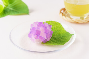 季節の和菓子「あじさい」と冷茶