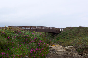 Hermoso puente de madera en el paseo marítimo de Foz