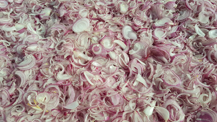 Sliced ​​red onions are dried to make medicinal herbs.