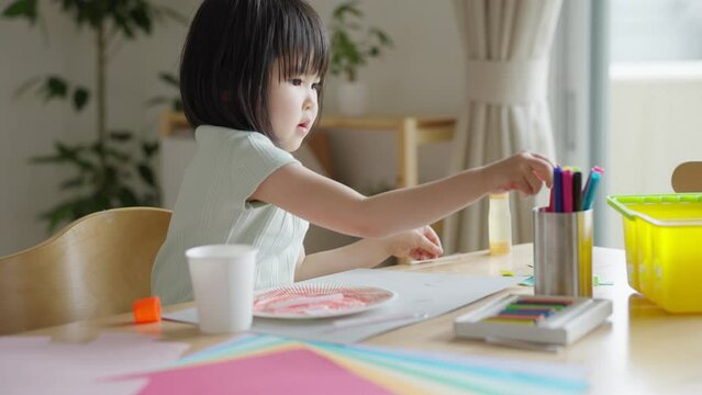 夏休みに工作する4歳の子供（育児・子育て・お絵描き）