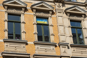 Fototapeta na wymiar ukrainian flag in window in leipzig gottschedstraße