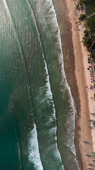 Surferzy w oceanie z deskami, widok z drona.