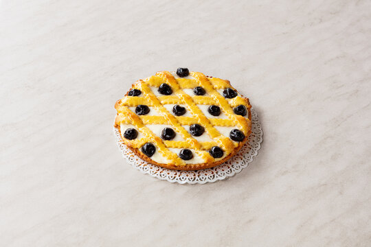 Crostata, ricotta, visciole, torta, dessert, dolce, tradizioni, cucina italiana, italia, italiana, alimento, cioccolata, deliziosa, spuntini, gustoso, al forno, dolci, pasticcio, isolata, marrone, fru