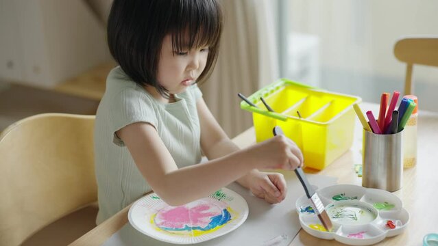 夏休みに工作する4歳の子供（育児・子育て・お絵描き・水彩絵具）