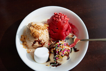 カラフルなアイスクリーム盛り合わせ