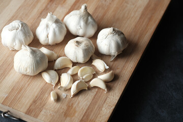 garlic on a chopping board on table 