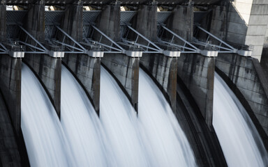 Closeup shot of the Beaver Lake reservoir dam in Arkansas, United States