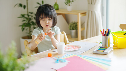 夏休みに工作する4歳の子供（育児・子育て・のり）