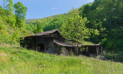 Fototapeta na wymiar old wooden barn