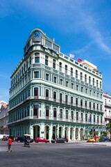Fototapeta na wymiar Die Hauptstraße in Havanna „Calle Paseo de Marti“ mit alten restaurierten Häuserfronten und Oldtimer auf der Straße und Hotel