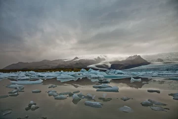 Raamstickers Floating blue glaciers and icebergs on Diamond Beach in Iceland © Jeanspix/Wirestock Creators