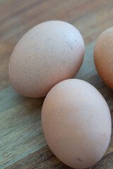 Eier - im Karton und auf einem Holzbrett