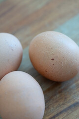 Eier - im Karton und auf einem Holzbrett