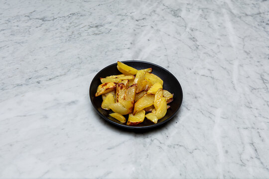 patate, al forno, forno, crosta, fresche, calde, tavola calda, italiana, bar, ristorante, contorno , alimento, pasti, cena, ortaggio, piatti, bianco, salutare, cucina, cucinare, piatto, pranzare, pade