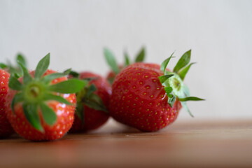 Erdbeeren auf einem Küchenbrett aus Holz