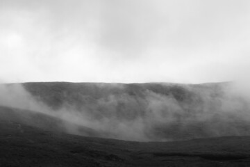 montagnes drapées de nuages et de brumes