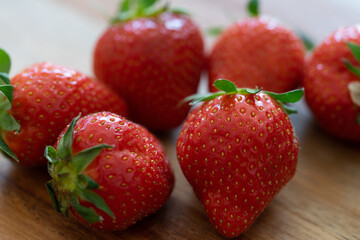 Erdbeeren auf einem Küchenbrett aus Holz